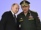 Ruský prezident Vladimir Putin a ruský ministr obrany Sergej ojgu se úastní...
