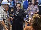 Kandidátka Harriet Hagemanová hovoí se svými píznivci. (16. srpna 2022)