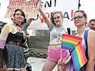 Úastníci prvodu hrdosti Prague Pride na Václavském námstí (13. srpna 2022)