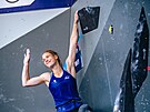 eská lezkyn Elika Adamovská topuje ve finále boulderingu na multisportovním...