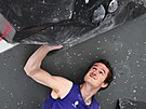 eský lezec Adam Ondra v úvodní boulderingové ásti kombinace na mistrovství...