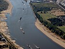 eka Rýn zaznamenává výrazný pokles hladiny vody, co komplikuje pedevím...