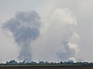 Pohled na kou stoupající nad oblastí po výbuchu v obci Majskje v Dankojském...