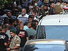 Ozbrojený Libanonec, jen pepadl banku, nastupuje do auta. Poadoval peníze,...