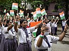 Indické studentky mávají státní vlajkou bhem píprav na nadcházející oslavu 75...