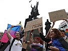 Na Prague Pride nechybí ani transparenty. (13. srpna 2022)