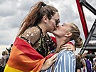 Tisíce lidí v prvodu hrdosti Prague Pride oslavovaly svoji lásku. Letoní...