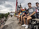 Lidé v centru Prahy oslavovali LGBT+ komunitu. Symbolem je duhová vlajka, která...