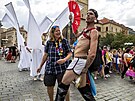 Jeden z úastník duhového festivalu Prague Pride ve svém kostýmu, který piel...