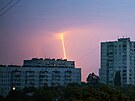 Rakety odpálené z ruského msta Belgorod za úsvitu nad Charkovem. (11. srpna...