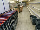 Zákazník prochází kolem prázdných regál supermarketu v Pokrovsku v Doncké...