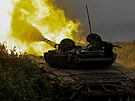 Ukrajintí vojáci v tanku odstelují ruské jednotky v Doncké oblasti (12....