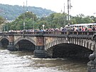 Povodn 2002: na most Legií