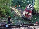 Dr�n� hasi�i likviduj� n�sledky vykolejen� lokomotivy na chebsk�m n�dra��.