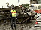Tanky pomohly pedejít protrení Karlova mostu. (srpen 2002)