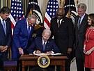 Americký prezident Joe Biden podepsal zákon o rozsáhlých investicích do ochrany...
