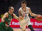 Bulharský basketbalista Vasil Baev brání pronikajícího eského basketbalistu...