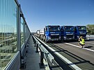 est nákladních aut naloených trkem testovalo dálniní most u as. (17....