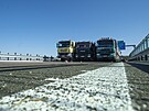est nákladních aut naloených trkem testovalo dálniní most u as. (17....