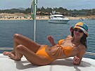 Kendall Jennerová vsadila na jasn� oran�ovou a retro dopl�ky: patchworkový...