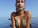 Zelené bikiny se t�pytkami vynesla modelka Hailey Bieberová