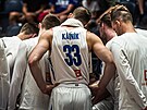 etí basketbalisté se radí, s íslem 33 debutující James Kárník.
