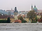 Malá Strana a rozvodnná Vltava - povodn v Praze. 13. srpna 2002.