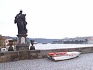 Pohled z Karlova mostu v Praze na rozbouenou Vltavu, její hladina dosahuje...
