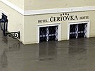 Praha, Malá Strana - záplavy. Ze pinavé vody vystupují turistické ukazatele a...