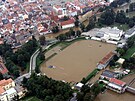 Povodnmi zaplavené fotbalové hit mezi domy v eských Budjovicích. 8. srpna...