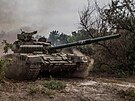 Tank s ukrajinskými vojáky se pohybuje pes les poblí pední linie v...
