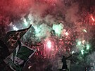 Pohled na pyrotechnickou show píznivc Panathinaikosu Atény bhem zápasu se...
