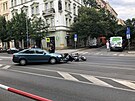 <p>Posílám foto z dnešní dopravní nehody u zastávky tramvaje Jiřího z Poděbrad. Naštěstí se nikomu nic nestalo. Motorkář a slečna (řidička auto) si vše fotili.</p>