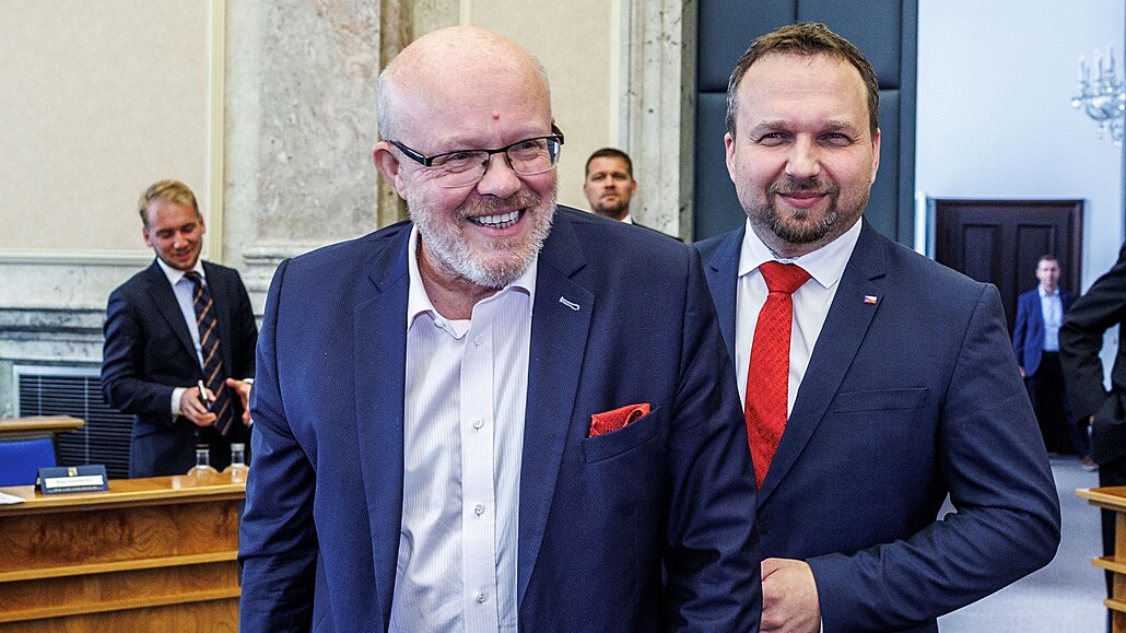 Ministr zdravotnictví Vlastimil Válek (vlevo) a ministr práce Marian Jureka...