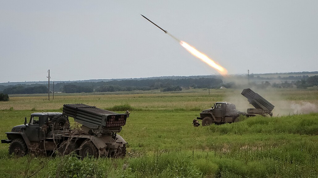 Ukrajintí vojáci stílejí z vícenásobného odpalovacího raketového systému BM21...