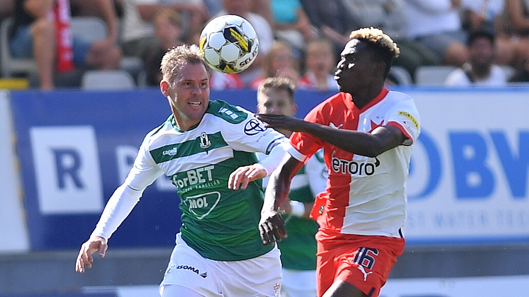 Moses Usor v dresu Slavie v souboji s Tomá�em Hübschmanem z Jablonce.