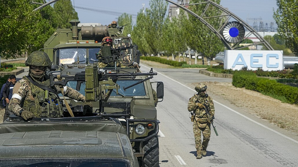 Ruský vojenský konvoj na cest k jaderné elektrárn Záporoí v Enerhodaru. (1....