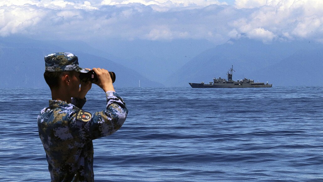 Člen čínské armády sleduje tchajwanskou loď během vojenského cvičení. (5. srpna...