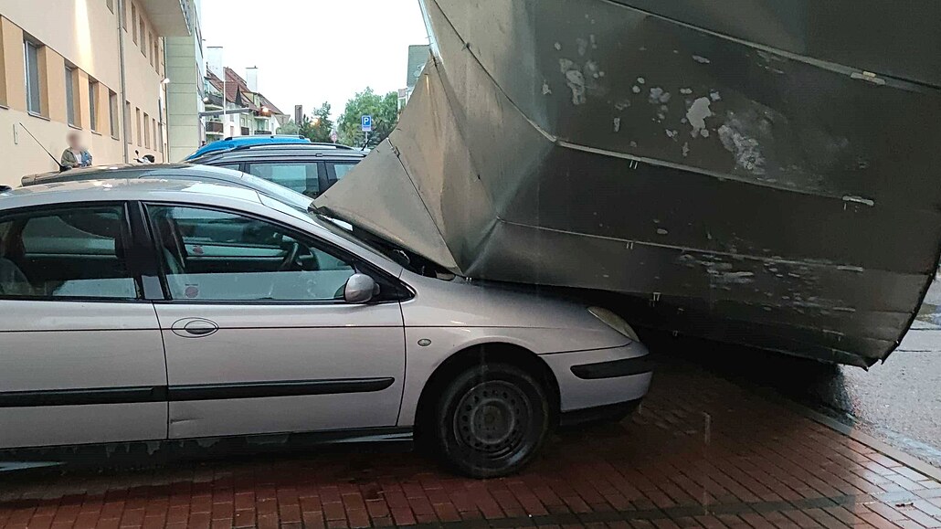 Hasi�i na Znojemsku se v d�sledku bou�e potýkají s v�t�ím po�tem nehod. (18....