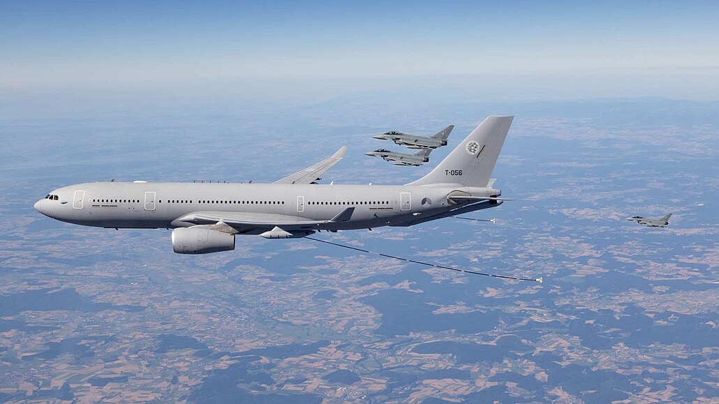Letouny Eurofighter nmecké Luftwaffe bhem peletu na cviení v indo-pacifické...
