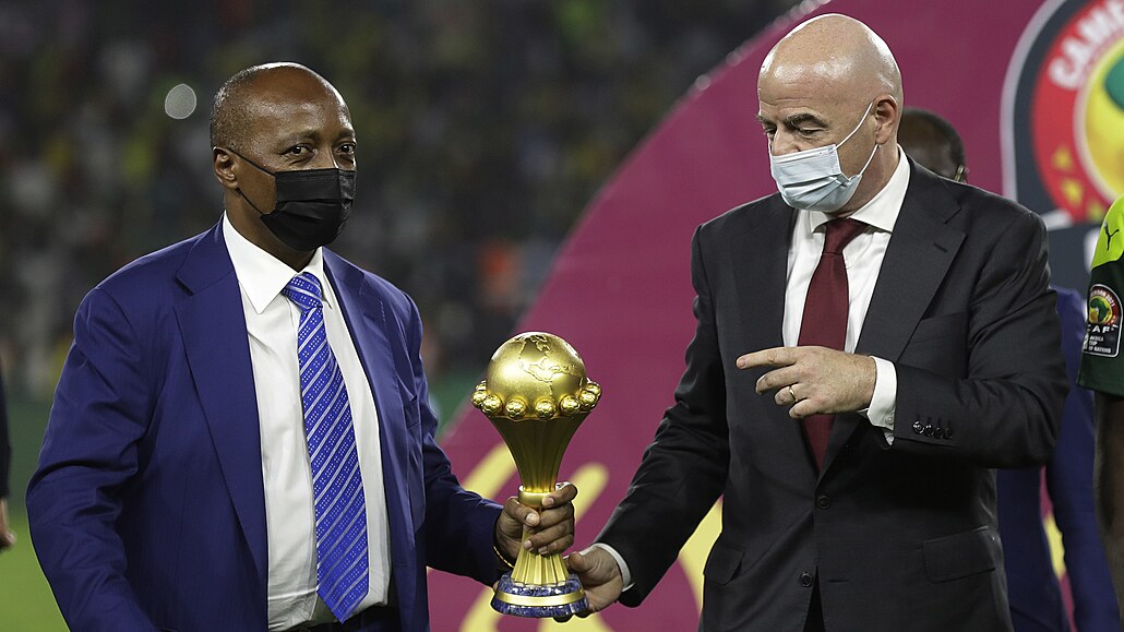 Prezident CAF Patrice Motsepe po boku Gianniho Infantina.