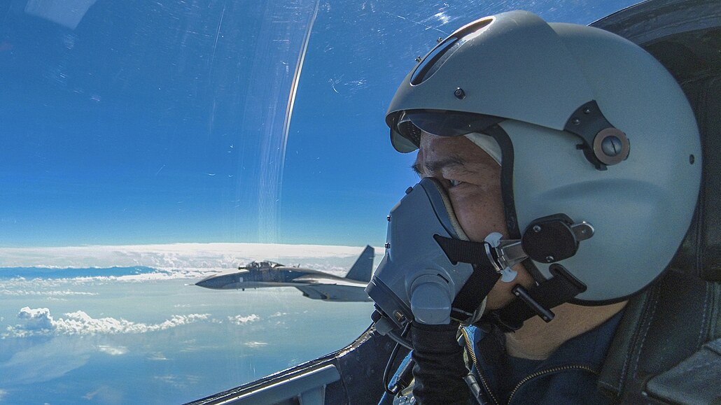Ukazují svaly. Snímek ínských pilot z manévr nad Tchajwanským prlivem.
