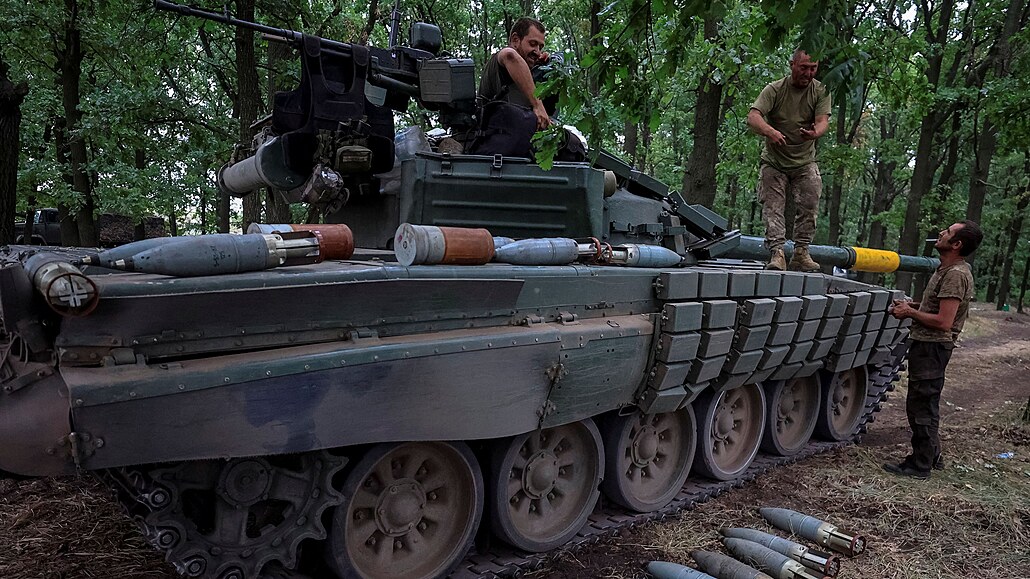 Ukrajintí vojáci u tanku v Doncké oblasti (12. srpna 2022) 