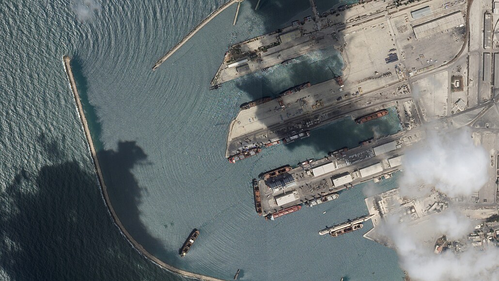 Satelitní snímek lodi Razoni v syrském pístavu Tartús. (16. srpna 2022)