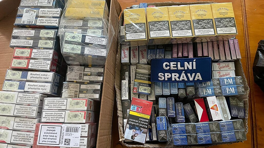 Kompletní výrobní linku na nelegální cigarety objevili celníci při raziích  - iDNES.cz