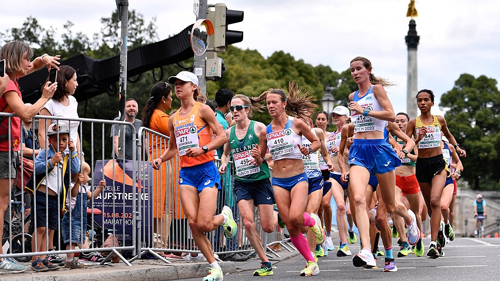 V popedí startovního pole maratonky (zleva) Nienke Brinkmannová z...