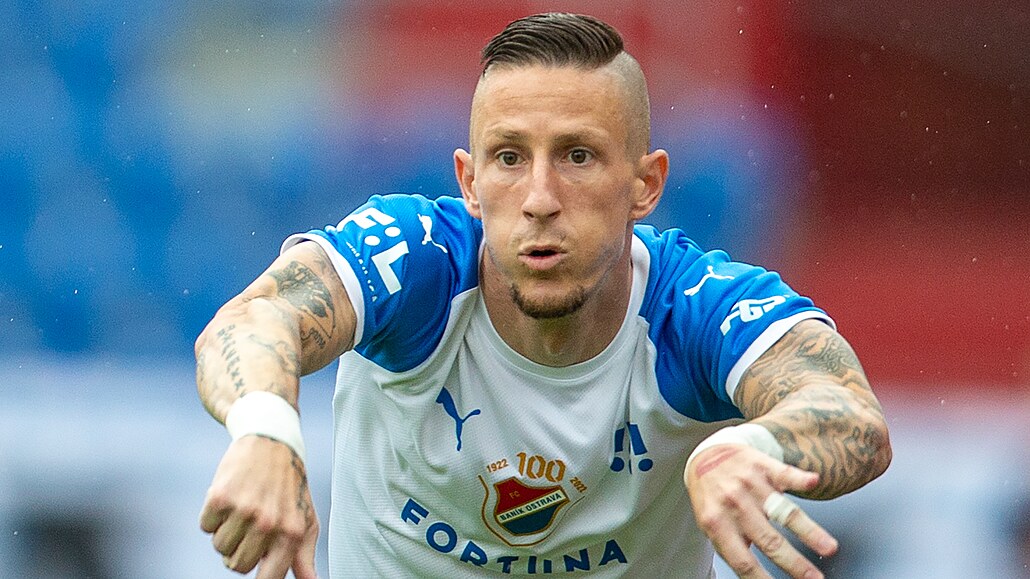 Ostravský fotbalista Ji�í Flei�man v duelu se Zlínem.
