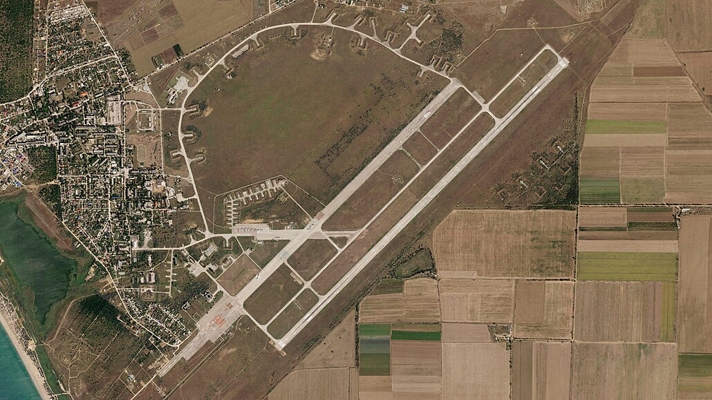 Satelitní snímek ukazuje letadla na letecké základn Saki/Saky na Krymu ped...