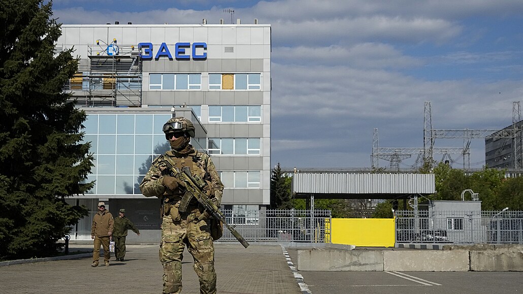 Ruský voják stojí na strái v areálu Záporoské jaderné elektrárny na území pod...
