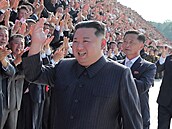Kim Čong-un se zdraví s pracujícími. (10. srpna 2022)